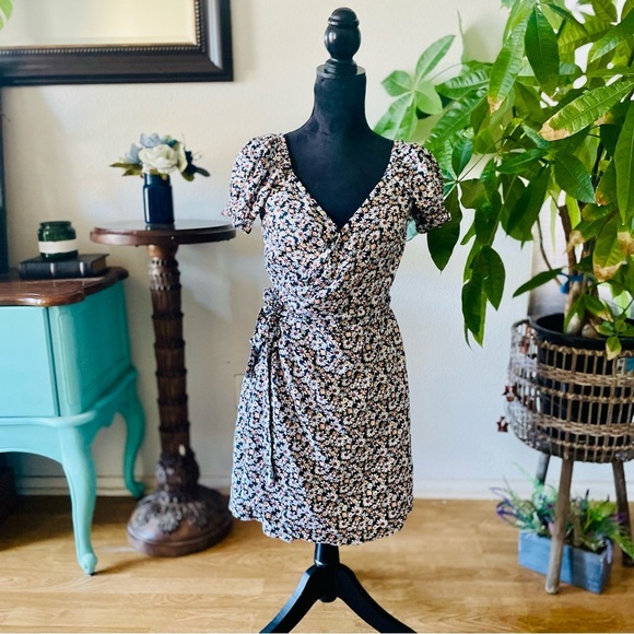 NWT Hollister Ditsy Daisy Puff-Sleeve Wrap Mini Dress Size XS Navy Floral - Picture 6 of 14